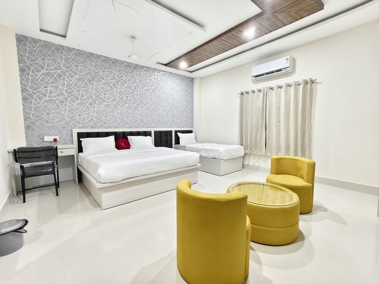 Deluxe Triple Bed 5